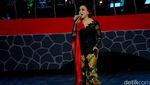 Aksi Sundari Soekotjo di Konser 40 Tahun Berkarya