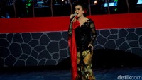 Penyanyi keroncong itu juga tampil dalam beberapa kostum kebaya. Pool/Gus Mun/detikFoto