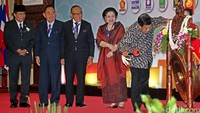 Wapres JK memukul gong tanda dimulainya Konferensi Parpol Asia-Afrika-Asia Pasifik.