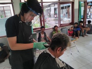Stylist Rambut Artis Cukur Rambut Penghuni Liponsos