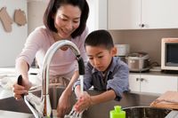 Apakah Virus Corona Bisa Hidup dan Disebarkan dari Sepatu?