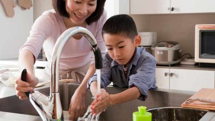 anak dan ibu cuci tangan anak dan ibu cuci tangan