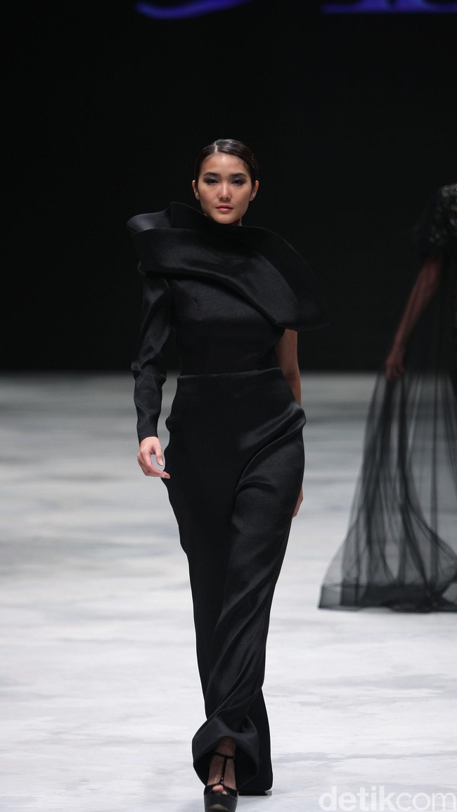 Rizman Ruzaini Fall Winter 2016 Singapore Airlines Cola4ation Indonesia Fashion Week 2016 at Jakarta Convention Center. Senayan. Jakarta. [Foto: Mohammad Abduh/Wolipop]