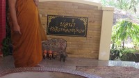 Sumur dangkal yang merupakan tempat dicucinya jubah Luang Pho Thuat. Dipercaya, sumur ini sudah ada sejak 200 tahun yang lalu (Sukma/detikTravel)