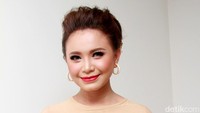 Pulasan lipstik merah menjadi pilihannya ditambah anting emas bertahta berlian menggantung di telinganya. Pool/Gus Mun/detikFoto