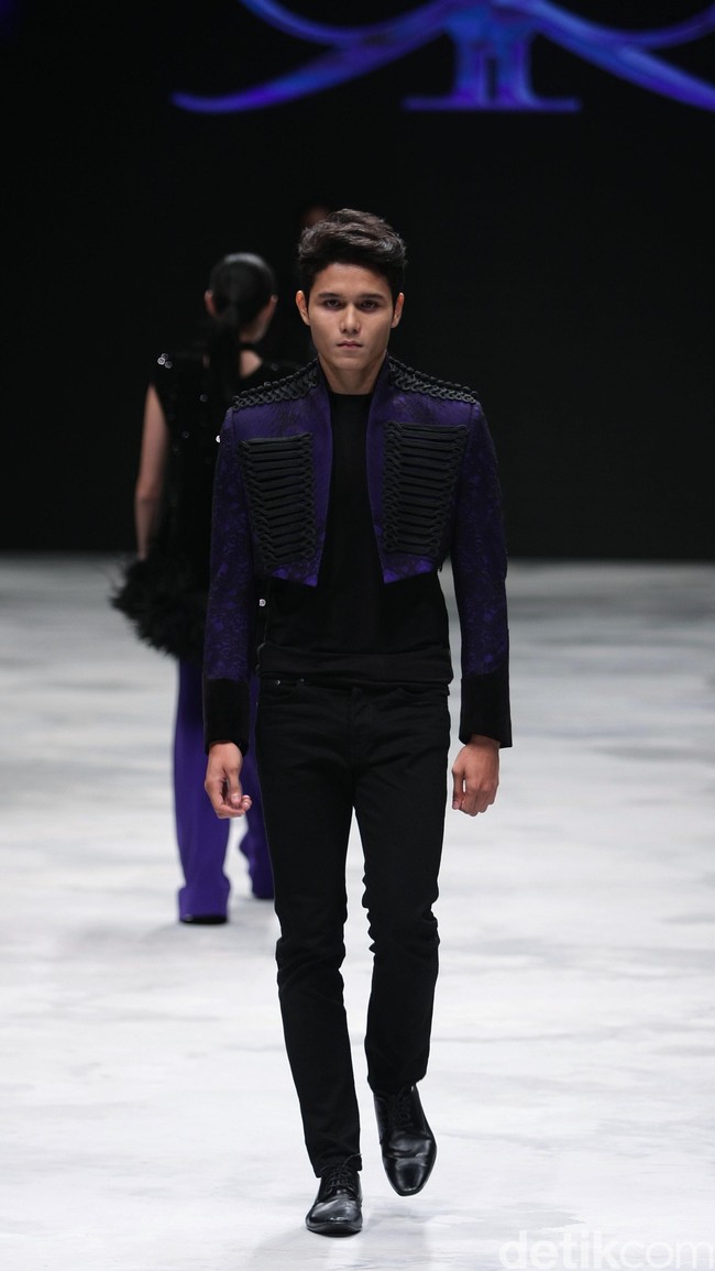Rizman Ruzaini Fall Winter 2016 Singapore Airlines Cola4ation Indonesia Fashion Week 2016 at Jakarta Convention Center. Senayan. Jakarta. [Foto: Mohammad Abduh/Wolipop]