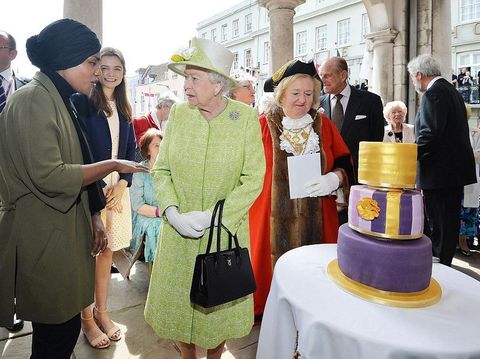 Foto: Saat Ratu Elizabeth II Potong Kue Ultah Buatan 