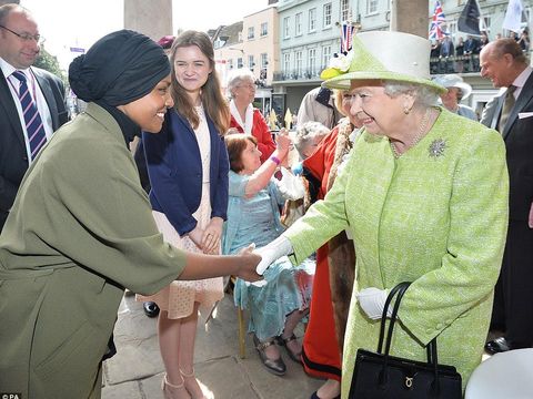 Foto: Saat Ratu Elizabeth II Potong Kue Ultah Buatan 