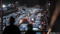 Mobil dan motor terjebak macet di Jalan Sudirman.