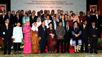Para peserta Konferensi Parpol Asia-Afrika-Asia Pasifik foto bersama usai pembukaan.