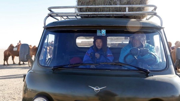 Mereka rela menempuh perjalanan jauh dari berbagai daerah di Mongolia untuk menuju Kota Dalanzagdad. Tak jarang, perjalanannya sampai 7 jam lebih (B. Rentsendorj/Reuters)