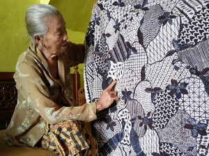 Kisah Mbah Acum, Pembatik Tulis Tradisional Tertua di Banyuwangi