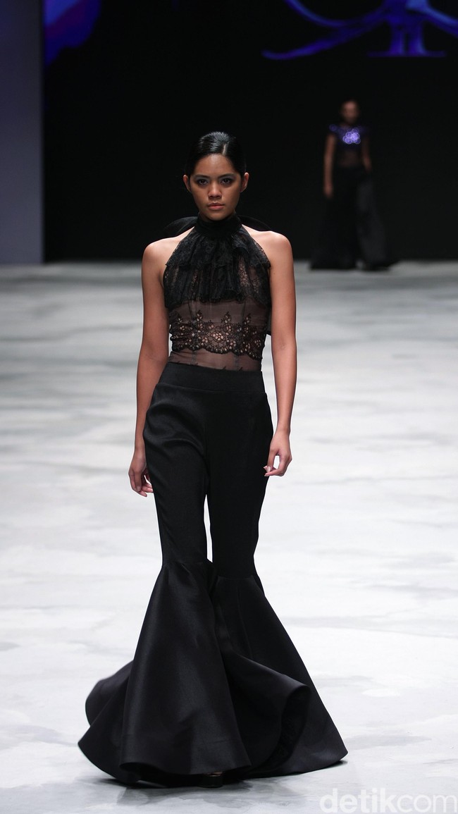 Rizman Ruzaini Fall Winter 2016 Singapore Airlines Cola4ation Indonesia Fashion Week 2016 at Jakarta Convention Center. Senayan. Jakarta. [Foto: Mohammad Abduh/Wolipop]