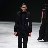 Rizman Ruzaini Fall Winter 2016 Singapore Airlines Cola4ation Indonesia Fashion Week 2016 at Jakarta Convention Center. Senayan. Jakarta. [Foto: Mohammad Abduh/Wolipop]