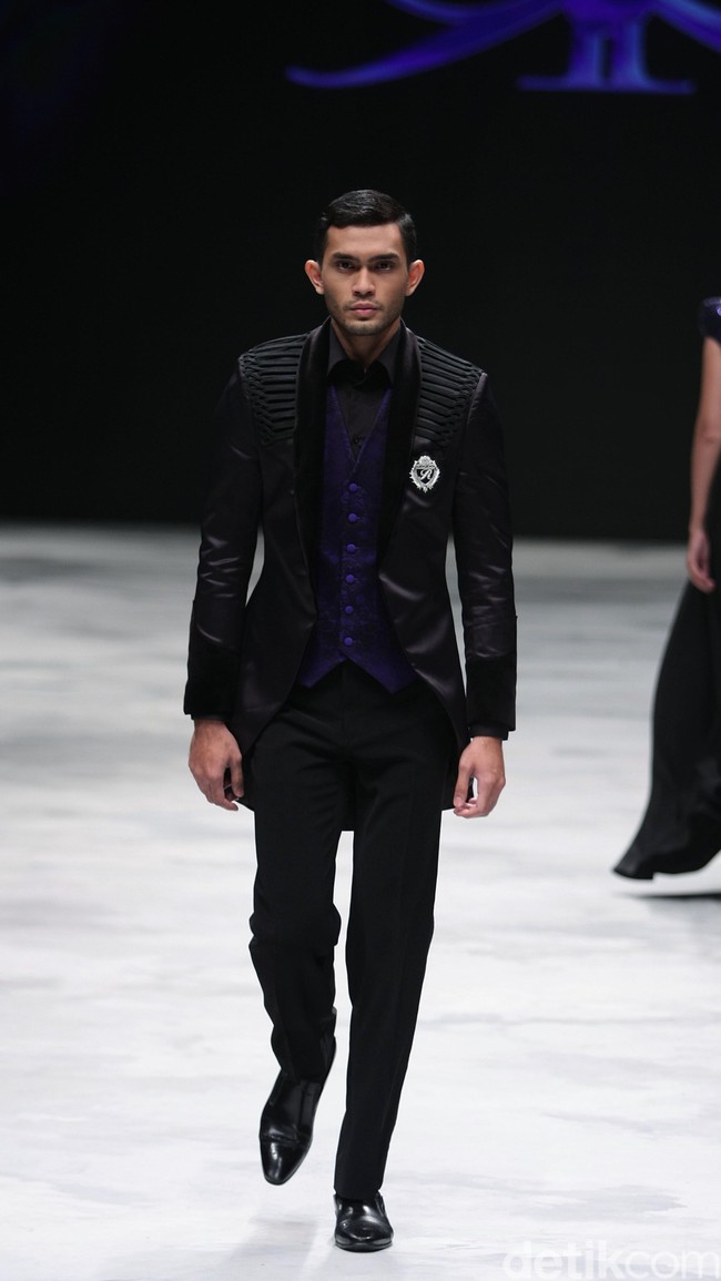 Rizman Ruzaini Fall Winter 2016 Singapore Airlines Cola4ation Indonesia Fashion Week 2016 at Jakarta Convention Center. Senayan. Jakarta. [Foto: Mohammad Abduh/Wolipop]