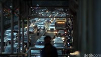 Bus TransJakarta terjebak macet di Jalan Sudirman.