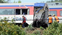 Petugas berusaha mengevakuasi gerbong kereta. Hwang Hee-kyu/News1 via REUTERS.