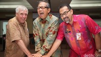 Plh Ketua Umum PMI Ginandjar Kartasasmita (tengah) bersama Kepala Perwakilan Palang Meras Amerika Tom Aldeco (kiri) dan Wakil Walikota Jaksel Irmansyah memencet tombol peluncuran peta DAS Ciliwung, di Wisma PMI, Jumat (22/4/2016).