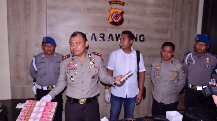 Tangkap Penipu Penukaran Uang Dolar, Polisi Temukan Senpi di Rumah Pelaku