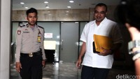 Ahmed Zaki Iskandar keluar gedung KPK, Jumat (22/4/2016).