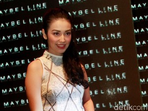 Velove Vexia Nyaman Pakai Hijab di Film Anyar