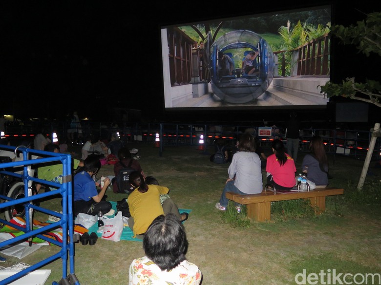 Asyiknya Warga Jepang Nonton Layar Tancap Tepi Pantai