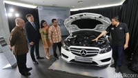 Dari kiri ke kanan, Rizwan Halim, Direktur PT. CAR, Roelof Lamberts, President & CEO Mercedes-Benz Indonesia, Lisa Wijaya, General Manager PT. CAR, dan Kariyanto Hardjosoemarto, Deputy Director Sales Operation Mercedes-Benz Passenger Car and Network Development Mercedes-Benz Indonesia sedang menyaksikan penjelasan Multipoint Technical Checklist dalam acara peresmian program mobil pre owned Mercedes-Benz bersertifikasi, Proven Exclusivity di PT. Cakrawala Automotif Rabhasa (PT. CAR). Foto: Mercedes-Benz Indonesia