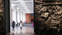 Foto: Tembok museum juga dihias dengan relief berupa ukiran di dinding. Museum ini memang sungguh megah (Dewi/detikTravel)