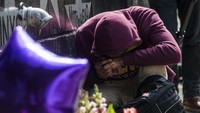 Tangisan seorang penggemar di samping memorial The Purple One itu. Stephen Maturen/Getty Images/detikFoto