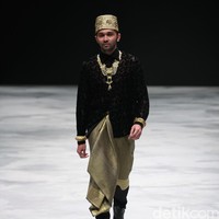 Yajameel by Dato Sri Raja Rezza Shah. Singapore Airlines Cola4ation Indonesia Fashion Week 2016 at Jakarta Convention Center. Senayan. Jakarta. [Foto: Mohammad Abduh/Wolipop]