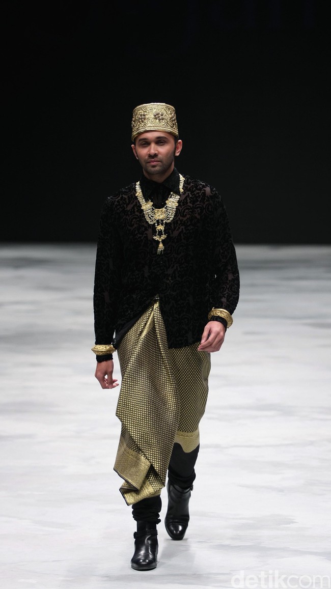 Yajameel by Dato Sri Raja Rezza Shah. Singapore Airlines Cola4ation Indonesia Fashion Week 2016 at Jakarta Convention Center. Senayan. Jakarta. [Foto: Mohammad Abduh/Wolipop]