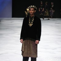 Yajameel by Dato Sri Raja Rezza Shah. Singapore Airlines Cola4ation Indonesia Fashion Week 2016 at Jakarta Convention Center. Senayan. Jakarta. [Foto: Mohammad Abduh/Wolipop]