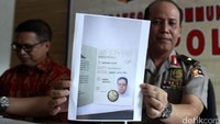 Kita ingin menyampaikan proses kerjasama upaya penangkapan tersangka yang buron yaitu Hartawan Aluwi. Jadi kalau boleh saya tunjukkan terlebih dahulu foto di paspor, jelas Kadiv Humas Mabes Polri Brigjen Pol Boy Rafli dalam jumpa pers di Mabes Polri, Jl Trunojoyo, Jakarta, Jumat (22/4/2016).