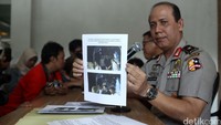 Boy juga menunjukan foto-foto saat proses penangkapan.