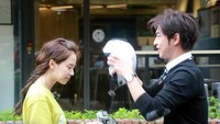 Chen Bolin menunjukkan perhatiannya pada Ji Hyo dengan memasangkan helm. (Star Daily News Korea)