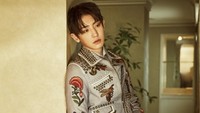 Chanyeol bersandar di dinding dalam balutan busana dari Gucci dan Levis. (Kim Hee Jun/Allure Korea)