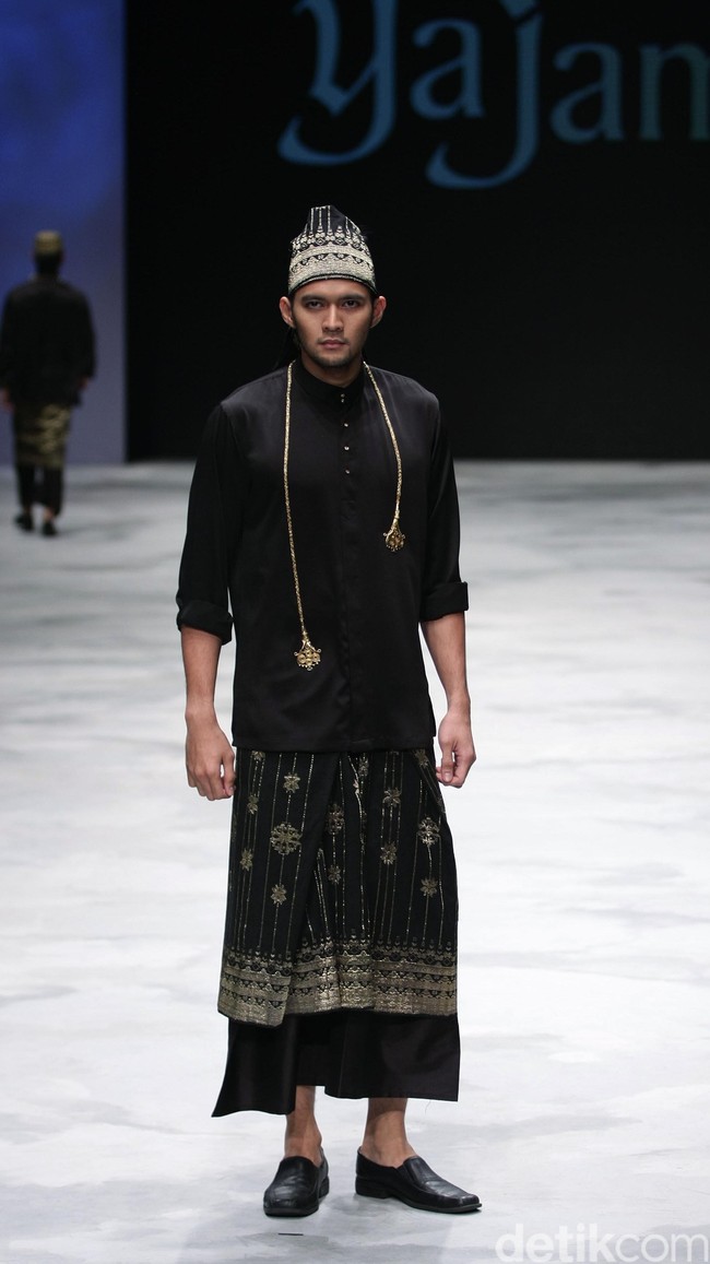 Yajameel by Dato Sri Raja Rezza Shah. Singapore Airlines Cola4ation Indonesia Fashion Week 2016 at Jakarta Convention Center. Senayan. Jakarta. [Foto: Mohammad Abduh/Wolipop]