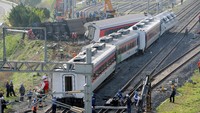 Sejumlah gerbong kereta terlempar ke luar rel. Hwang Hee-kyu/News1 via REUTERS.