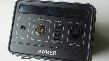 Namun berkat kapasitasnya yang besar juga Anker Powerhouse bisa dijejali berbagai port output daya, mulai dari USB, car socket, hingga colokan listrik biasa. Foto: Istimewa