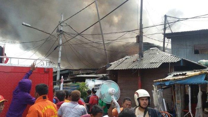 Angin Kencang Sulitkan Pemadaman Kebakaran di Kalibaru Timur Jakpus