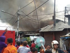 Angin Kencang Sulitkan Pemadaman Kebakaran di Kalibaru Timur Jakpus