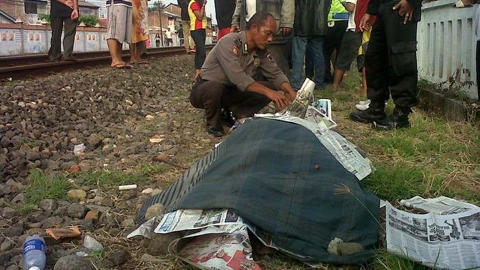 Tiduran di Rel, Pria Tanpa Identitas Tertabrak KA di Semarang