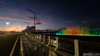 Selain latar depan jembatan yang dilengkapi air mancur menari, aktivitas nelayan Bulak yang berangkat melaut pun menjadi pelengkap bagi mereka yang menggemari fotografi.