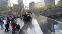 Ground Zero dirancang oleh seorang arsitek bernama Michael Arad. Dia bekerjasama dengan Peter Walker, pakar lanskap guna menyempurnakan taman kenangan yang menyentuh (Fajar/detikcom)