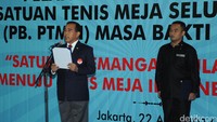 Komite Olahraga Nasional Indonesia (KONI) Pusat, Tono Suratman, memberikan pengarahan usai melantik pengiris PB PTMSI periode 2016-2020.