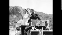 Hubungan keduanya dimulai pada 1948, saat ayah sang ratu, Raja George VI memperkenalkan produksi ke-100 unit Land Rover.