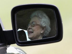 Mobil yang Dipakai Ratu Elizabeth II Saat ke Indonesia Disambut Ali Sadikin