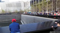 Monumen ini punya air terjun di dalamnya. Tujuannya membuat suara khidmat dari air terjun di tengah hingar-bingar kota New York (Fajar/detikcom)