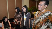 Direktur Utama PT Bahana PUI Dwina S Wijaya, didampingi Direktur Operasiona Bahana PUI Eko Yuliantoro, dan Direktur Keuangan Bahana PUI Dwijanti Tjahjaningsih menyaksikan donor darah dalam rangka  HUT 43 Tahun PT Bahana Pembinaaan Usaha Indonesia (persero) yang bekerjasama dengan PMI Jakarta.