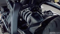Suspensi motor Yamaha Tracer 700. Swingarm motor ini lebih panjang, sehingga wheelbase lebih panjang 50mm. Foto: Yamaha Eropa